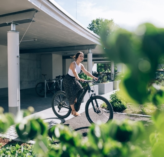 Unsere Mitarbeiterin Jacqueline auf einem Fahrrad