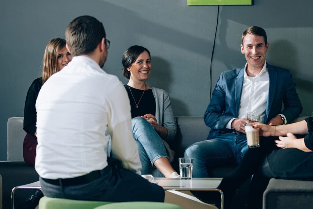 Junge Menschen freuen sich über ihren krisensicheren Job.