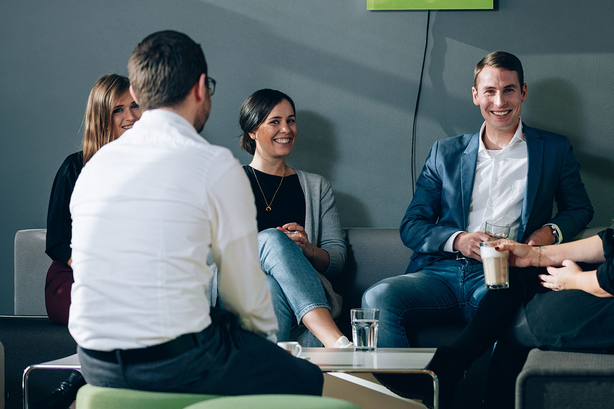 Junge Menschen freuen sich über ihren krisensicheren Job.