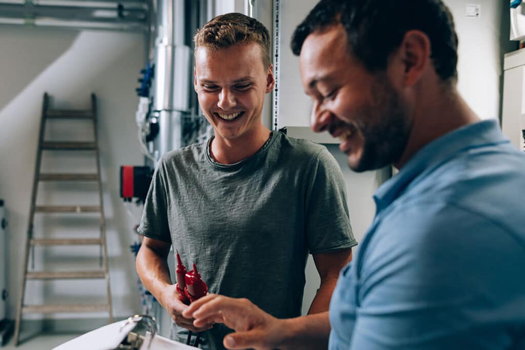 Anlagenmechaniker haben Spaß bei der Arbeit.