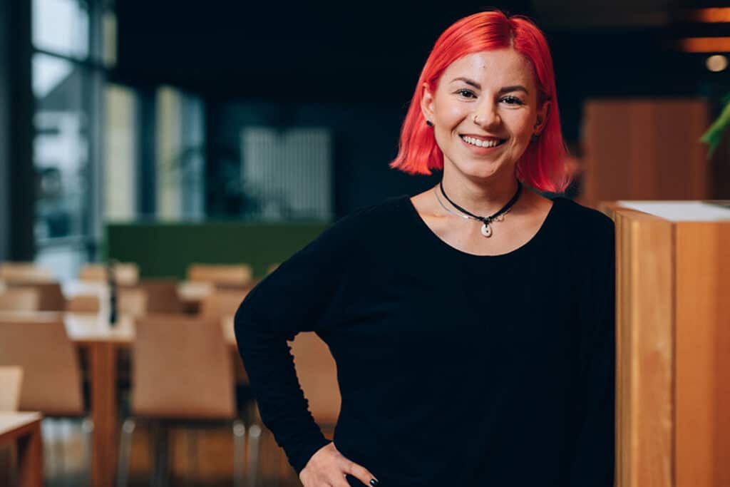 Eine junge Frau hat Spaß bei der Arbeit beim Energieversorger energie schwaben.