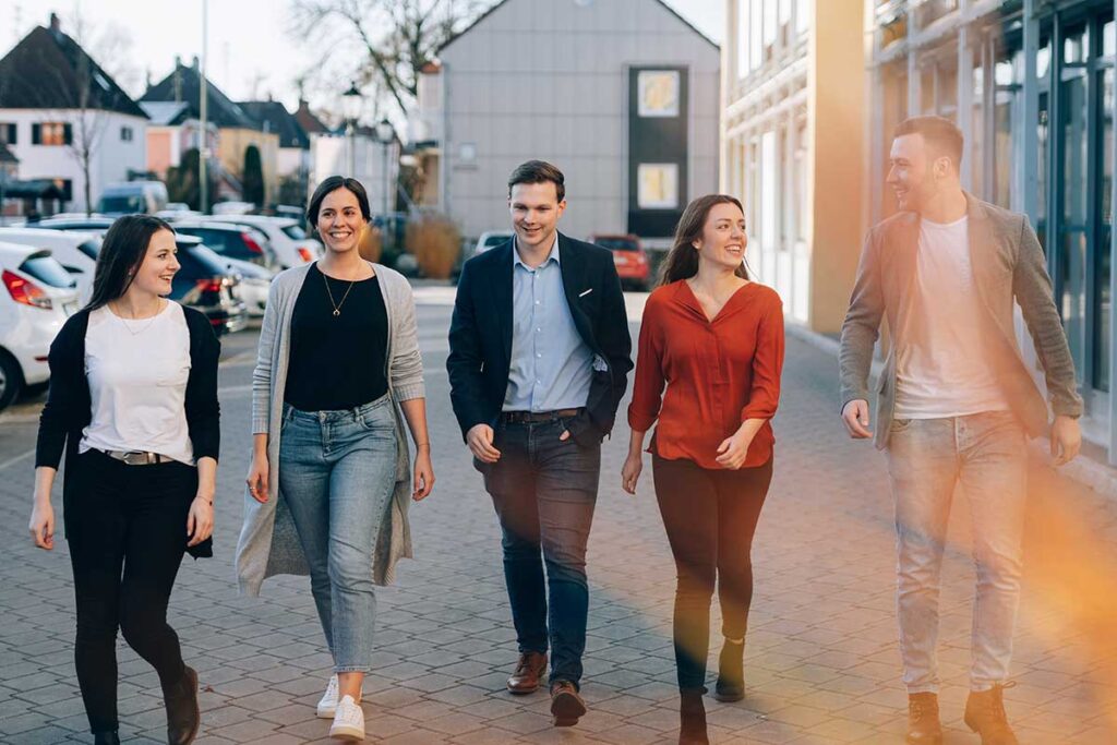 Fünf junge Auszubildende beim Energieunternehmen energie schwaben.
