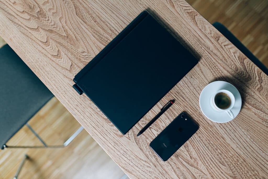 Tablet und Smartphone unterstützen die Arbeit in einem Energiebetrieb.