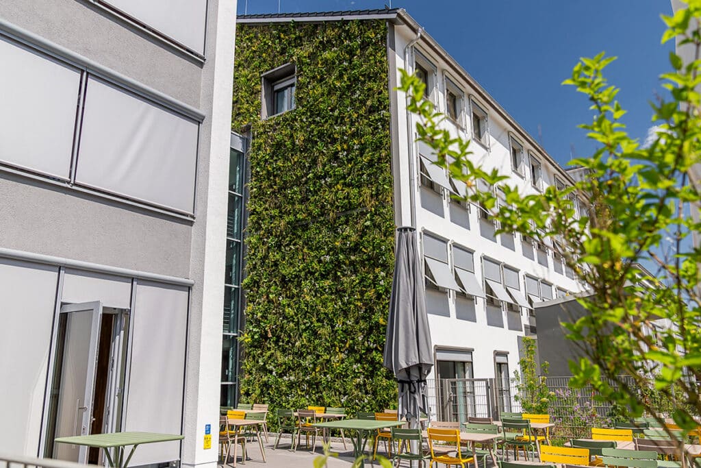 Die Sonnenterrasse des Energielieferanten energie schwaben in Augsburg mit bunten Stühlen.