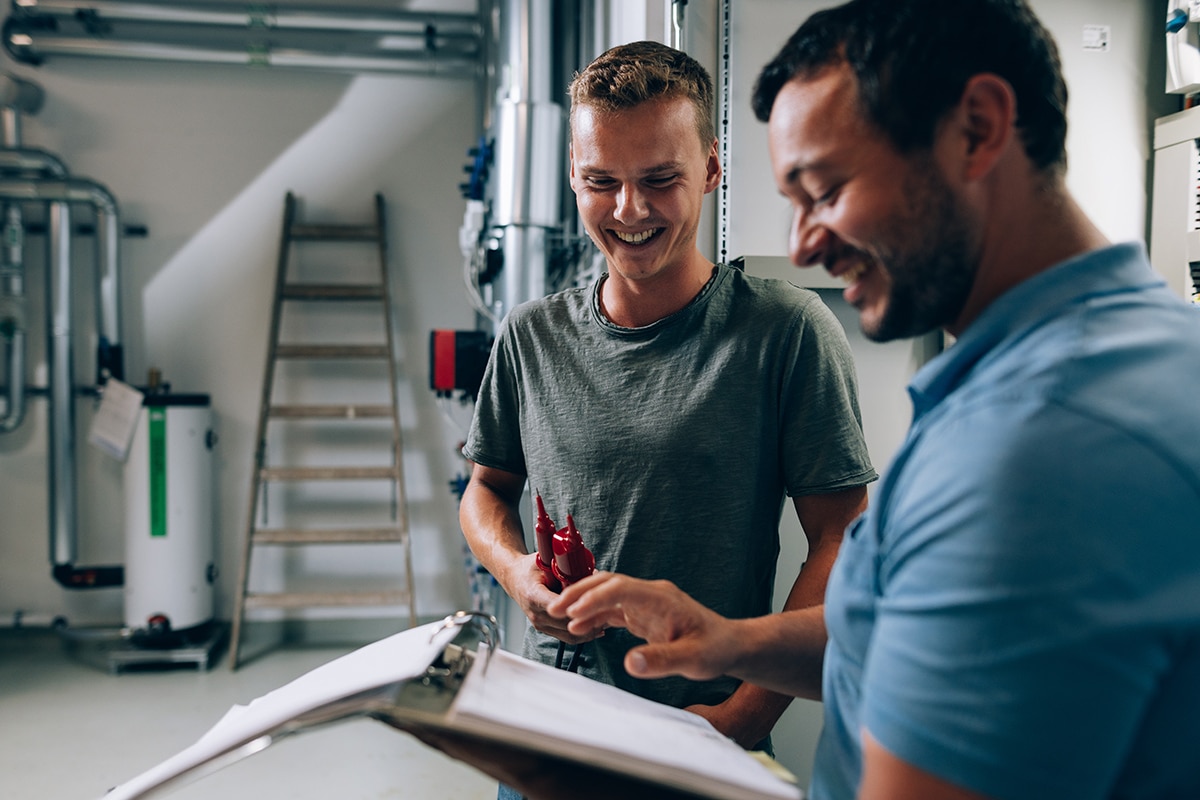 Zwei Anlagenmechaniker für Rohrtechnik prüfen die Daten.