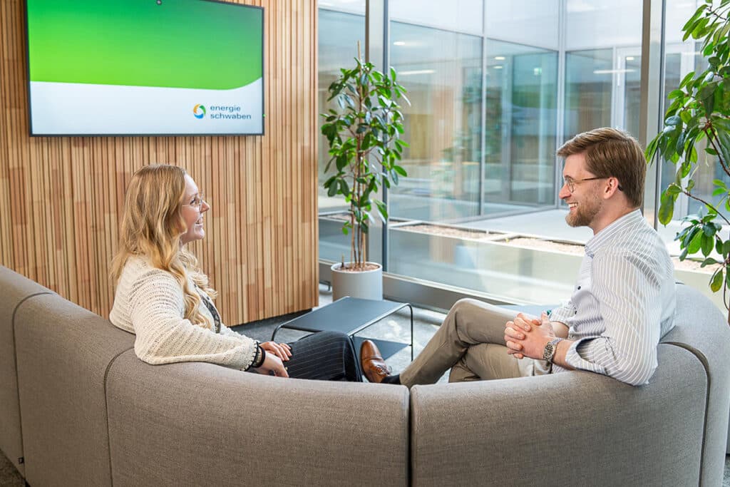 Zwei Mitarbeiter:innen bei energie schwaben sprechen über nachhaltige Jobs.