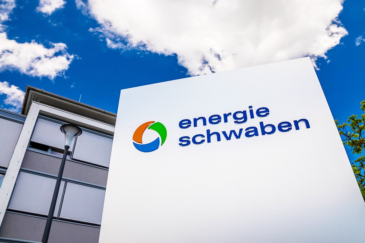 energie schwaben Unternehmensschild vor dem Gebäude.