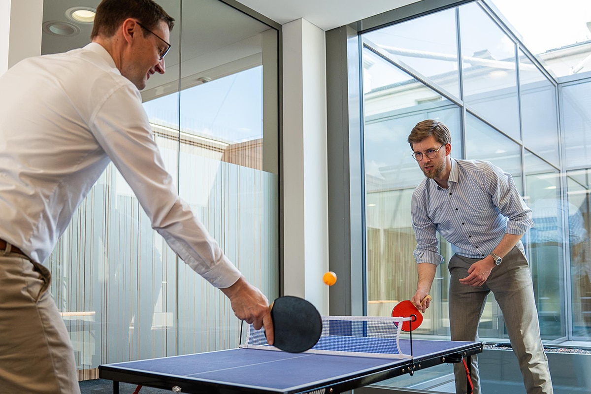 Zwei Mitarbeiter von energie schwaben spielen Tischtennis.